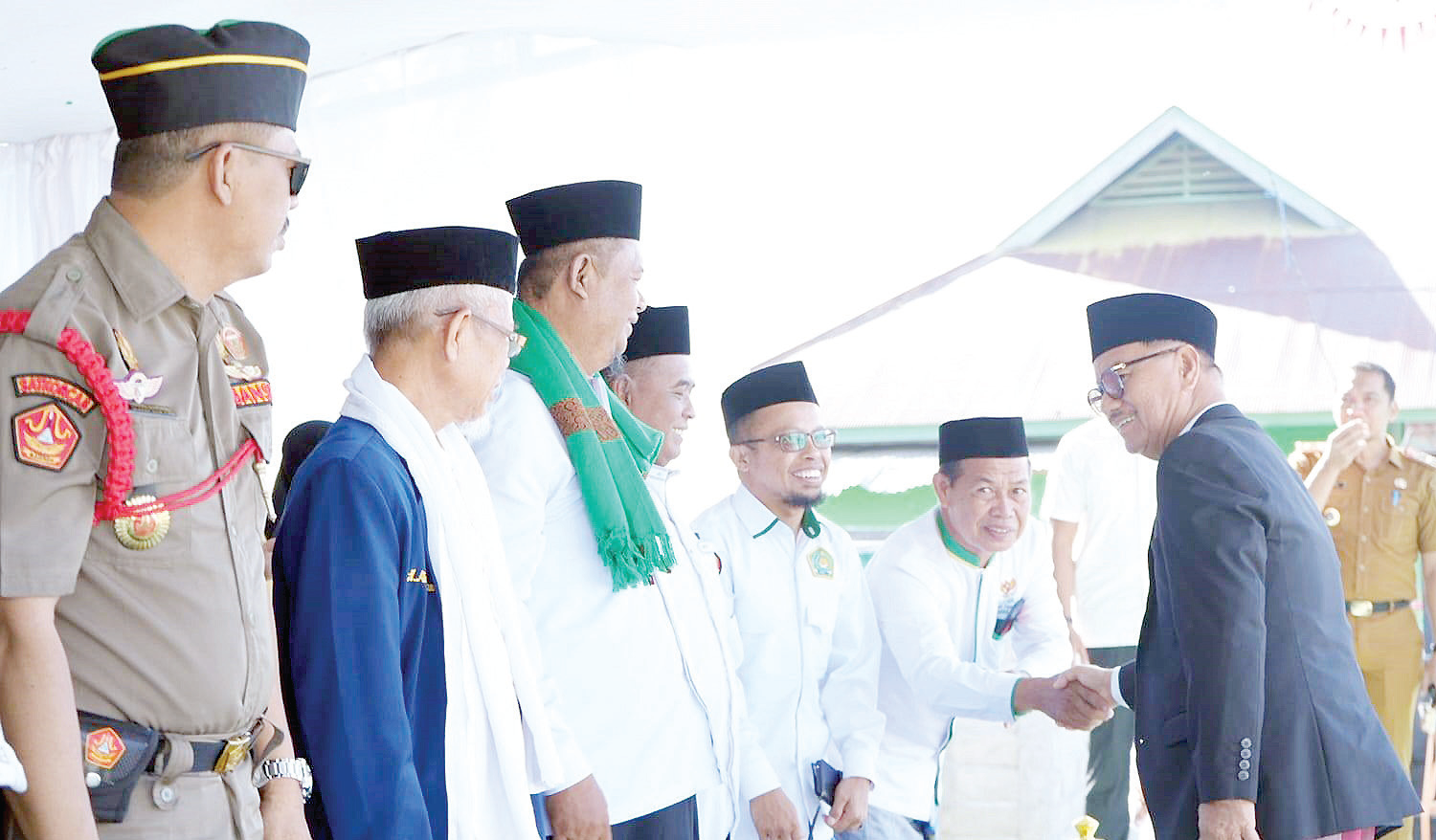 PERJUANGAN SANTRI : Bupati Konsel, H. Surunuddin Dangga (kanan), usai memimpin apel peringatan hari santri tahun 2024 di Lapangan Pondok Pesantren Darul Ulum Nahdlatul Wathan, Desa Bimamaroa, Kecamatan Andoolo Barat, kemarin. (PROKOPIM SETKAB KONAWE UTARA FOR KENDARI POS)