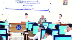 Kepala Kanwil Kemenkumham Sultra, Silvester Sili Laba (tengah) didampingi Kepala UPT BKN Kota Kendari, Sahman (paling kanan) meninjau pelaksanaan seleksi CAT di BKN Kendari. (IST)