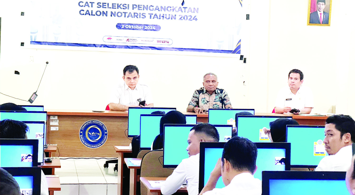 Kepala Kanwil Kemenkumham Sultra, Silvester Sili Laba (tengah) didampingi Kepala UPT BKN Kota Kendari, Sahman (paling kanan) meninjau pelaksanaan seleksi CAT di BKN Kendari. (IST)