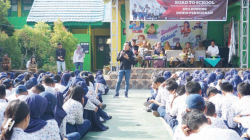 Wadir Kendari Pos Awal Nurjadin memberikan pemaparan di hadapan para murid SMPN 1 Kendari dalam agenda road to school. (IST)