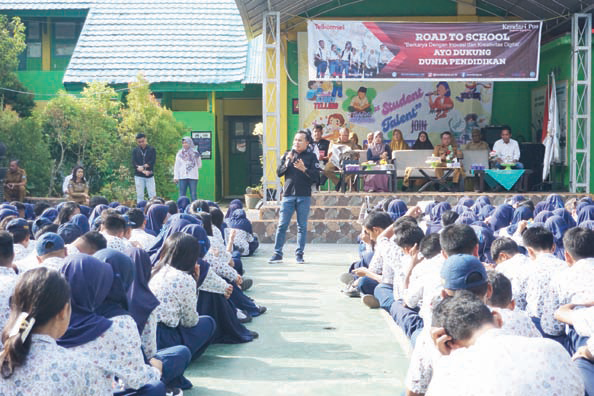 Wadir Kendari Pos Awal Nurjadin memberikan pemaparan di hadapan para murid SMPN 1 Kendari dalam agenda road to school. (IST)