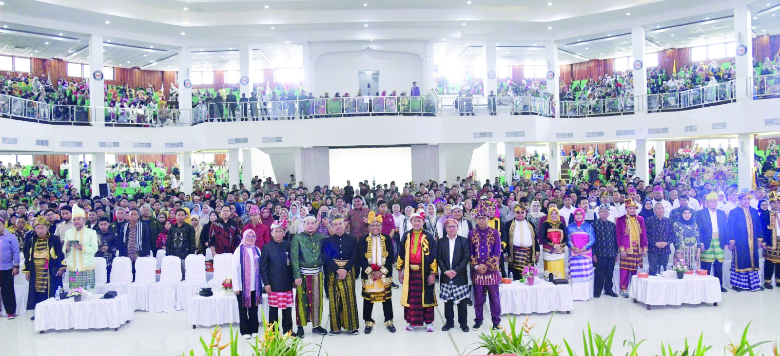 Rektor UHO, Prof. Dr. Muhammad Zamrun Firihu, S.Si.,M.Si.M.Sc (4 dari kanan) dan Penanggungjawab Kreativitas, Minat, Bakat dan Kewirausahaan Mahasiswa Belmawa Kementerian Pendidikan Tinggi, Sains, dan Teknologi, Jobih (3 dari kanan) usai pembukaan KMI Expo XV tahun 2024 di Auditorium Mokodompit UHO, Rabu (23/10/2024). (HUMAS UHO)