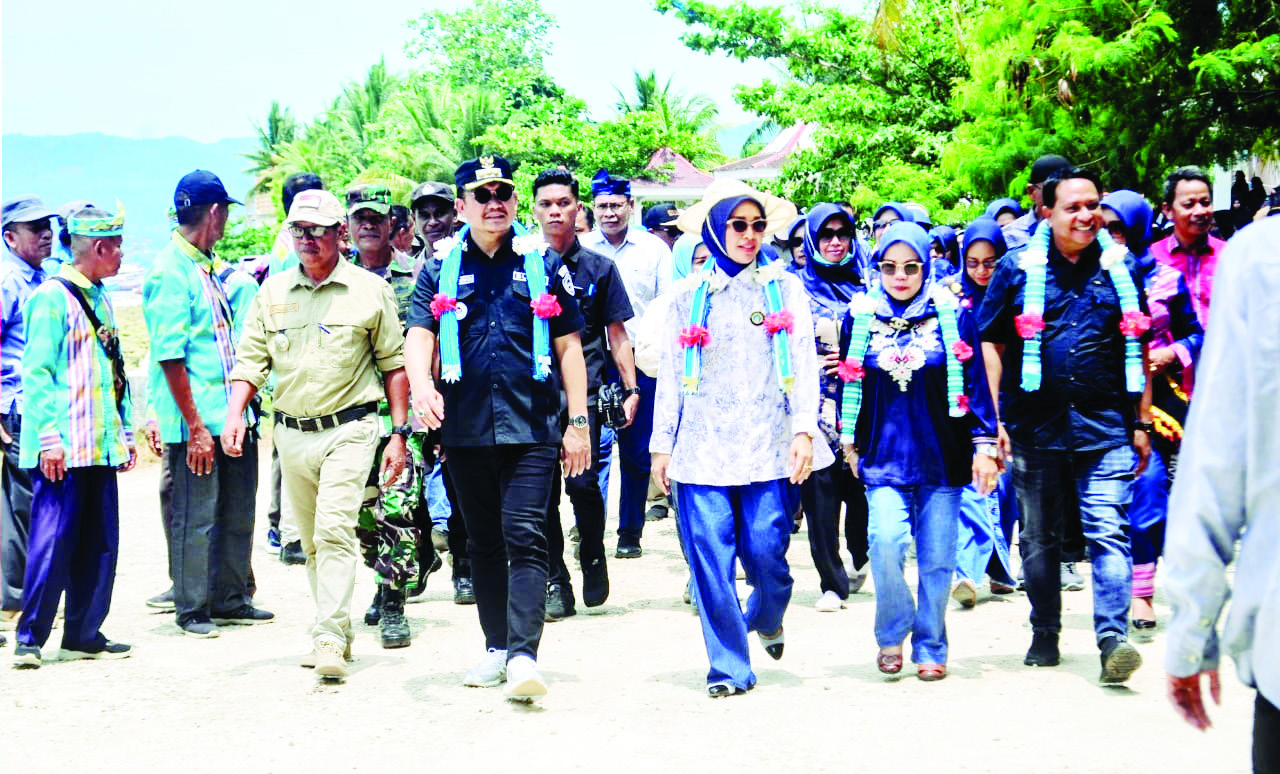 Pj Bupati Busel Parinringi (2 dari kiri) didampingi Bunda PAUD Busel Iffah Insyira Mukty Parinringi (tengah) mengunjungi Desa Bahari Kecamatan Sampolawa dalam rangk pertemuan rutin bersama pada kepala sekolah, baru-baru ini. (ERLIN IPO / KENDARI POS)