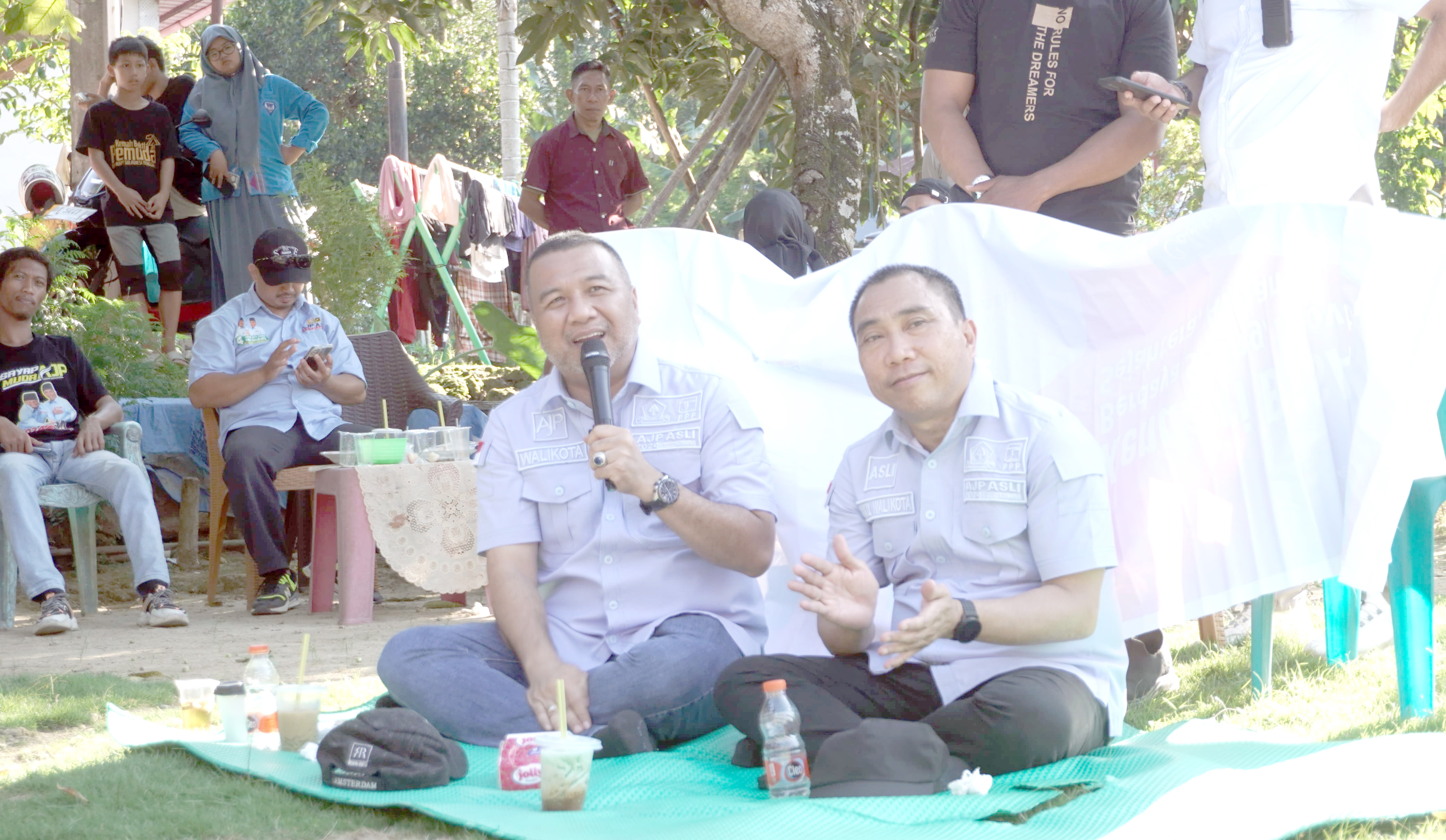 Pasangan Calon Wali Kota dan Wakil Wali Kota Kendari Kendari, Aksan Jaya Putra dan Andi Sulolipu (ASLI) saat berdialog dengan warga Kelurahan Labibia, Kota Kendari, Rabu (23/10/2024). (IST)