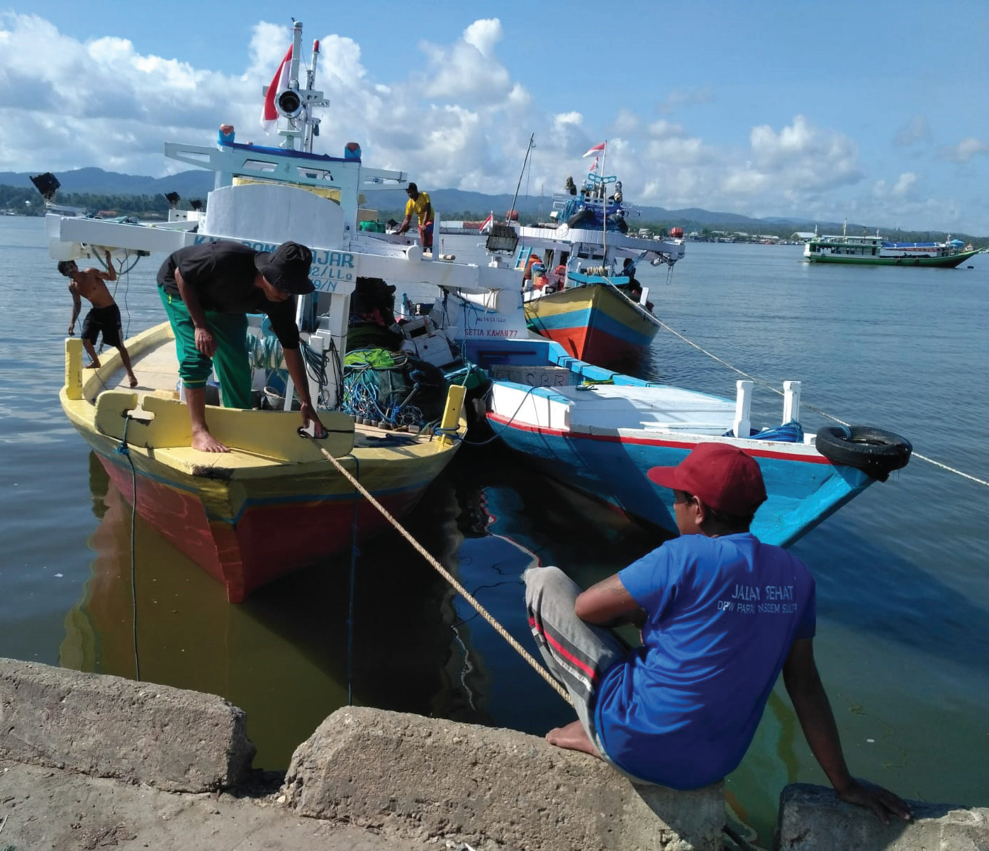 NELAYAN : Perahu nelayan bersandar di dermaga. Tidak hanya mengoptimalkan hasil tangkap nelayan, Pemkot Kendari turut mendorong budidaya perikanan dengan membangun karamba. (DOKUMEN KENDARI POS)