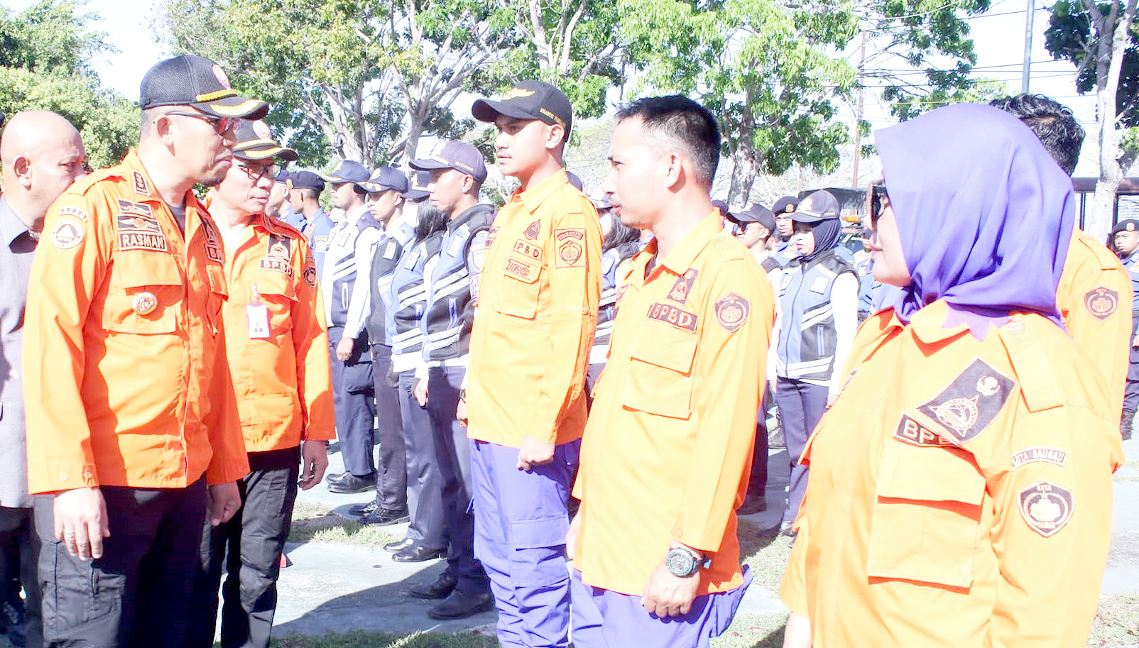 MITIGASI BENCANA : Pj Wali Kota Baubau, Muh. Rasman Manafi (kiri) ketika mengecek kesiapsiagaan personel terkait dalam menghadapi bencana yang dapat terjadi sewaktu-waktu (DISKOMINFO KOTA BAUBAU FOR KENDARI POS)