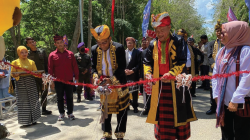 Pemotongan pita yang menandai stand KMI Expo XV resmi di buka, oleh Rektor UHO, Prof. Dr. Muhammad Zamrun Firihu, S.Si.,M.Si.M.Sc (kiri) dan Penanggung Jawab Kreativitas, Minat, Bakat dan Kewirausahaan Mahasiswa Belmawa Kemendikbudristek, Jobih (kanan). (IST)