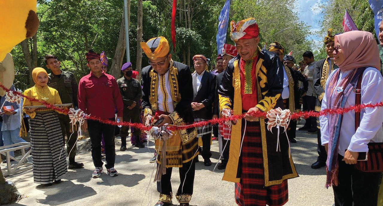 Pemotongan pita yang menandai stand KMI Expo XV resmi di buka, oleh Rektor UHO, Prof. Dr. Muhammad Zamrun Firihu, S.Si.,M.Si.M.Sc (kiri) dan Penanggung Jawab Kreativitas, Minat, Bakat dan Kewirausahaan Mahasiswa Belmawa Kemendikbudristek, Jobih (kanan). (IST)