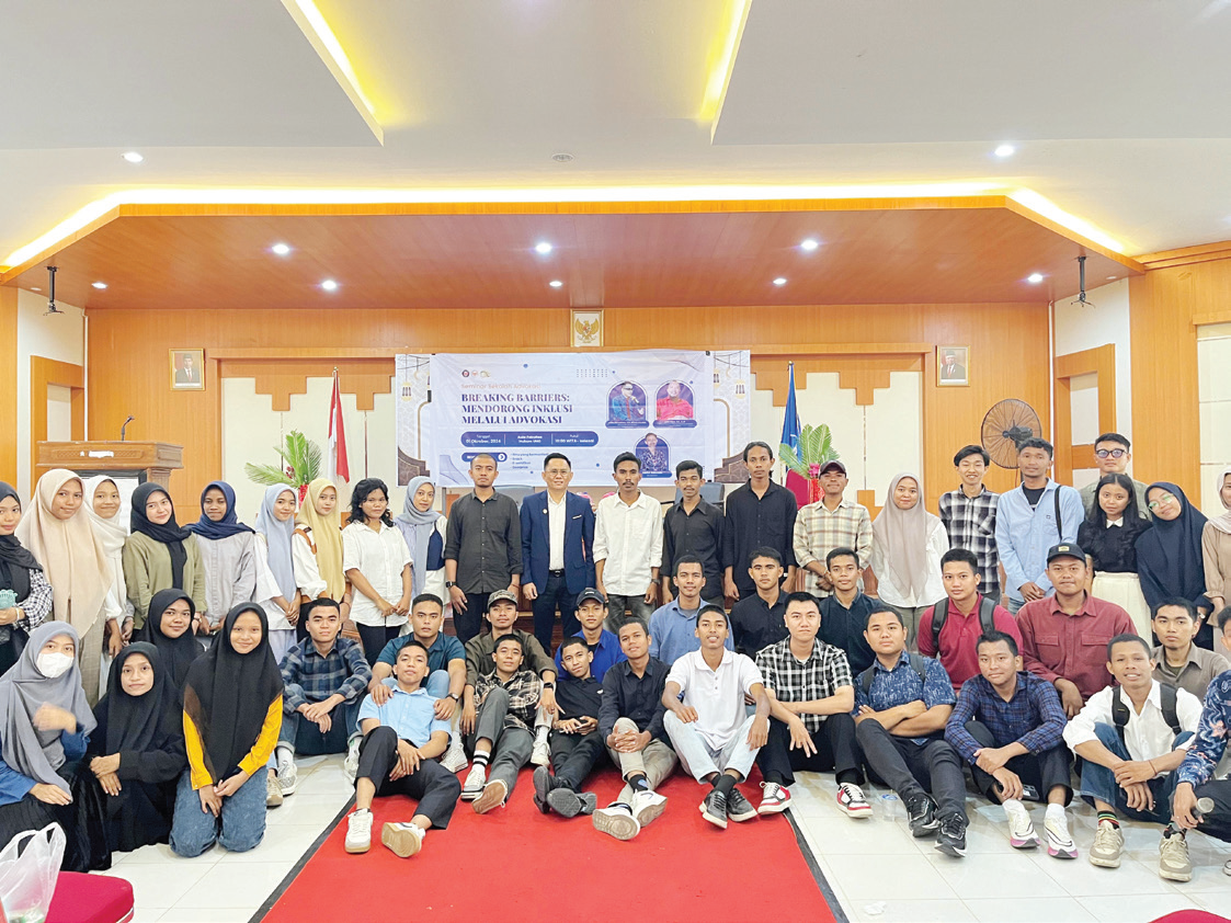 Foto bersama usai kegiatan Sekolah Advokasi yang diselenggarakan BEM FH UHO.(EWIN ENDANG SAHPUTRI/KENDARI POS)