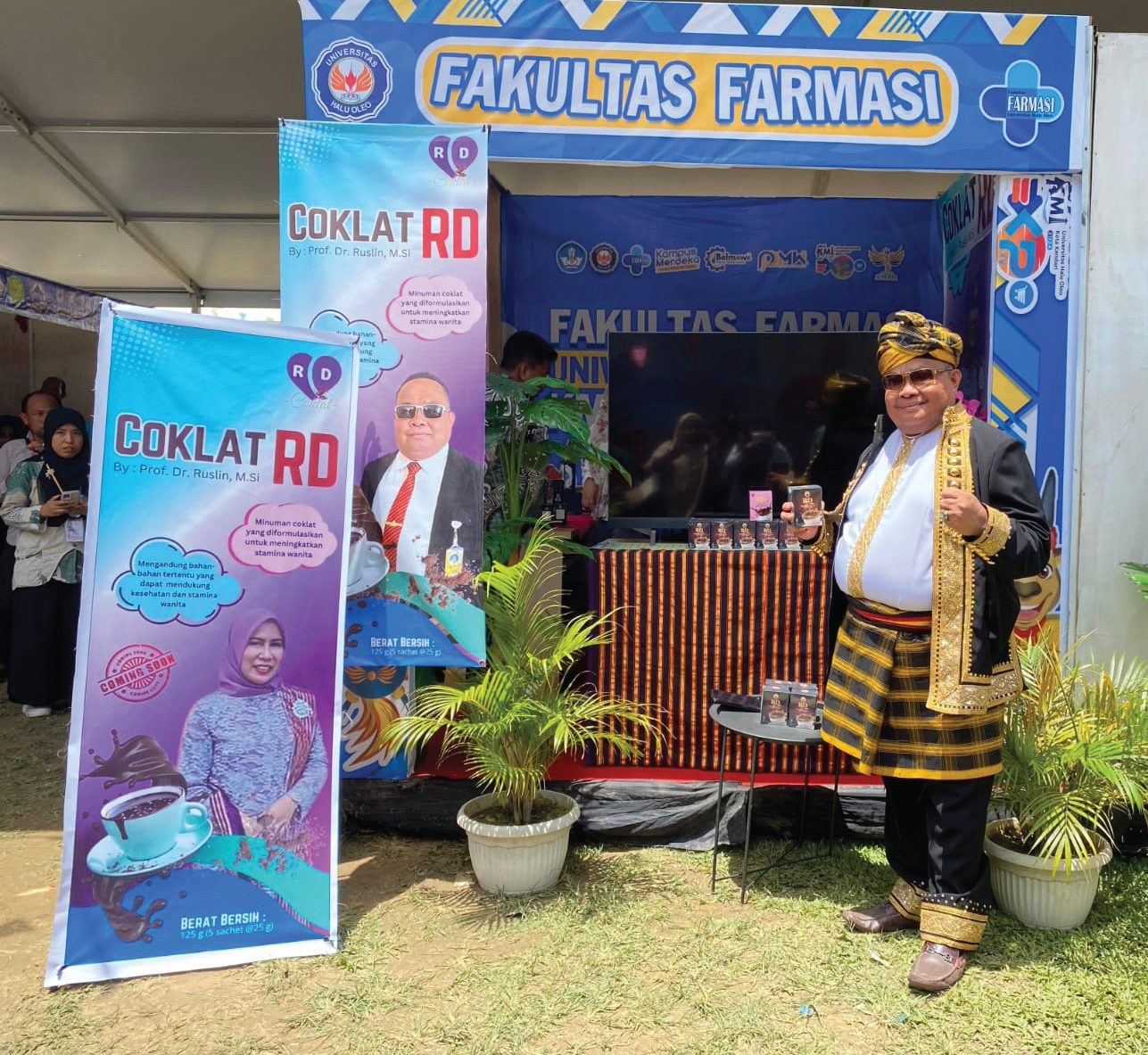 Dekan FF UHO, Prof. Dr. Ruslin, M.Si, memegang produk Kopi RD, salah satu produk unggulan yang dipamerkan di stand Fakultas Farmasi UHO pada KMI Expo XV 2024. (Ewin Endang Sahputri/Kendari Pos)