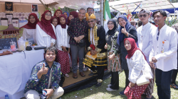 Rektor UHO, Prof Zamrun Firihu berfoto bersama dengan peserta KMI Expo XV 2024. (IST)