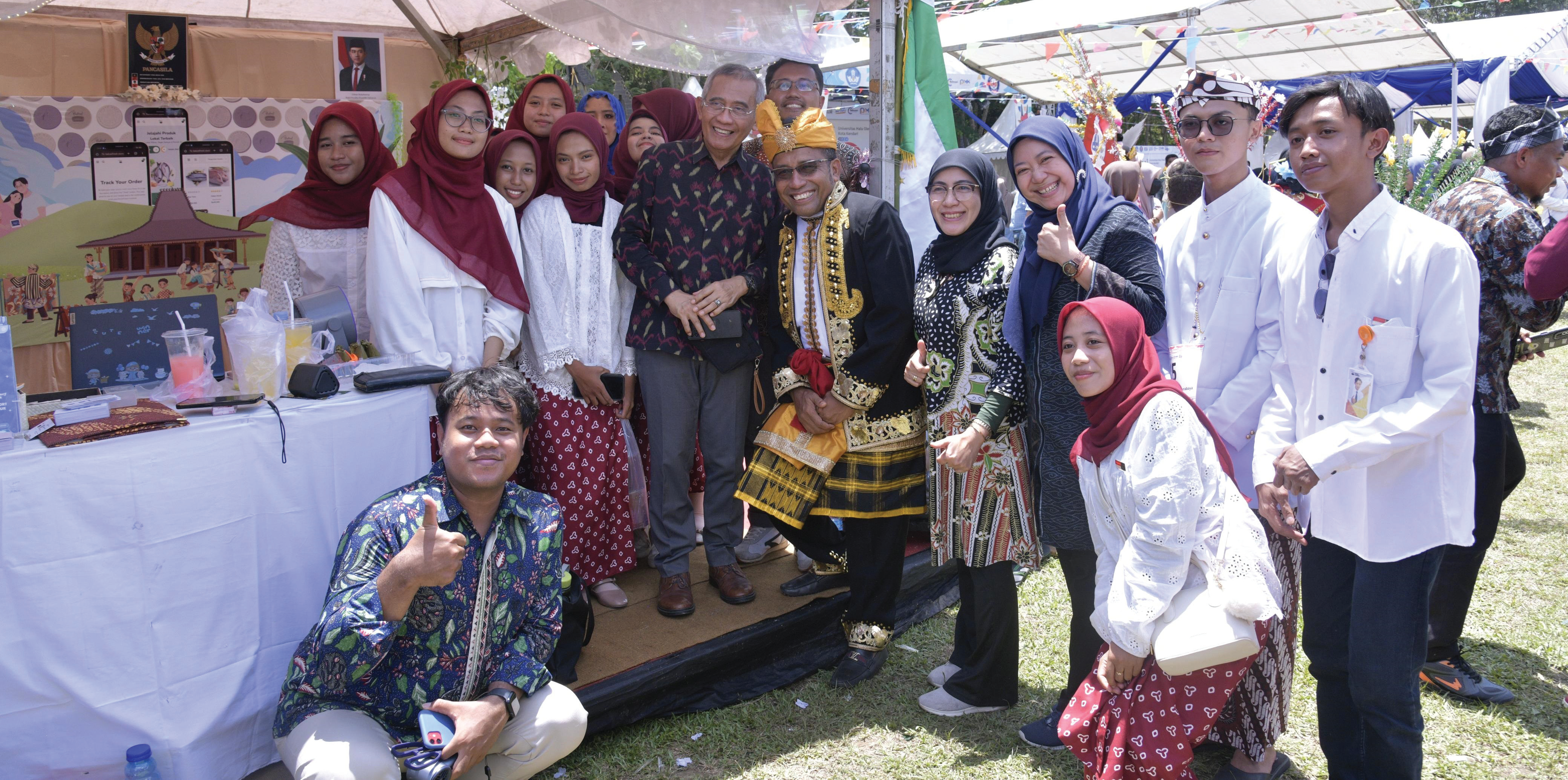 Rektor UHO, Prof Zamrun Firihu berfoto bersama dengan peserta KMI Expo XV 2024. (IST)