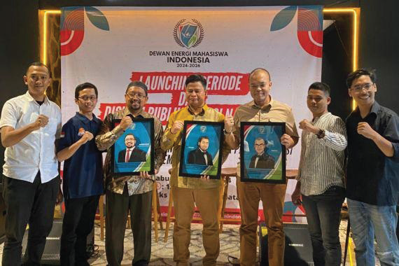 Menandai langkah awal pada kepengurusan periode 2024-2026, DEM Indonesia menyelenggarakan launching periode dan diskusi energi nasional dengan tema Peran Mahasiswa dalam Menyongsong Masa Depan Kedaulatan Energi Negeri pada Masa Transisi Kepemimpinan. (dok. DEM Indonesia)