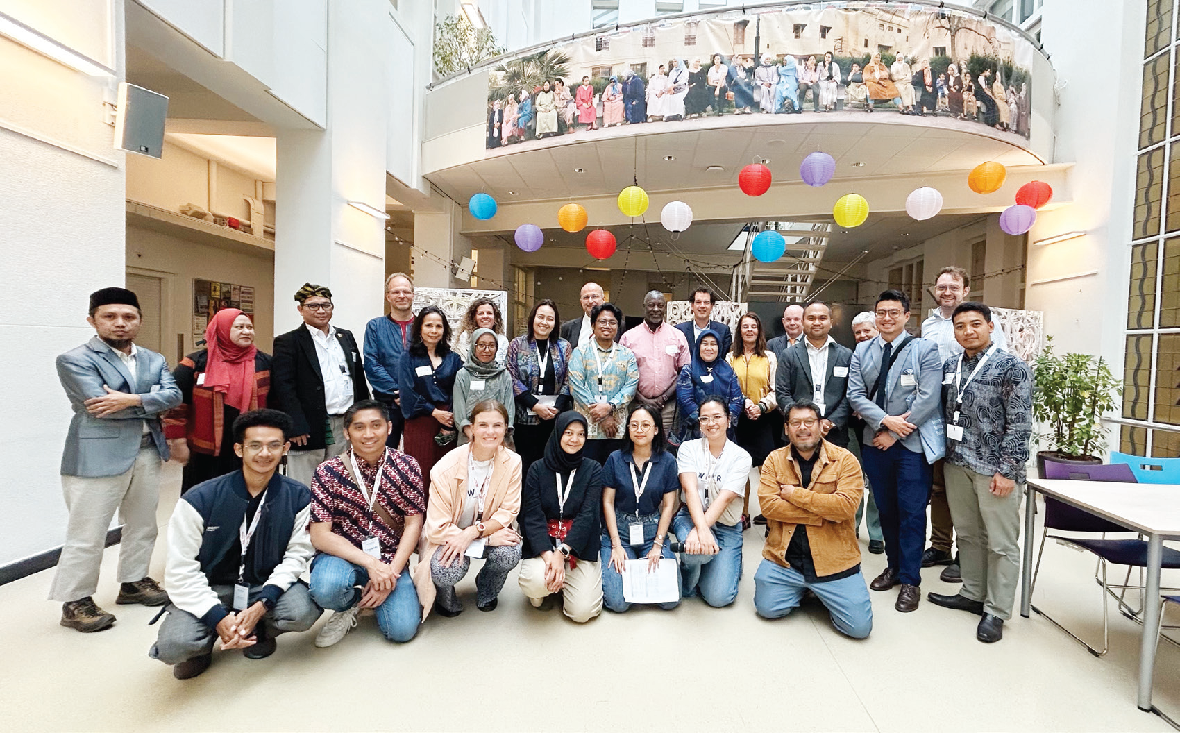 Dosen FHIL UHO Amar Ma'ruf (berdiri,kiri) bersama para delegasi PTN se-Indonesia serta para volunteer dan mahasiswa diaspora Indonesia di Belanda.