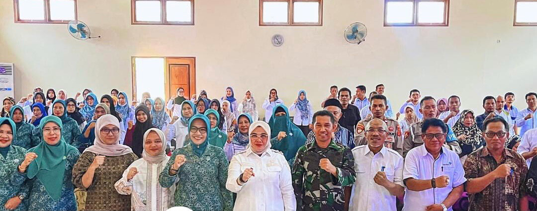 Plt Bupati Wakatobi, Ilmiati Daud (kemeja putih, tengah) berfoto bersama usai membuka kegiatan yang dihelat Dinas PPKB Kabupaten Wakatobi tentang evaluasi hasil tindaklanjut pasca diseminasi audit kasus stunting tingkat Kabupaten Wakatobi tahun 2024. (IST)