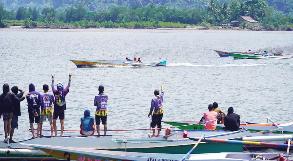 PROMOSI WISATA : Lomba balap perahu nelayan yang digelar Pemkab Kolut di Sipakainge, Kecamatan Pakue. Kegiatan tersebut menjadi wahana silaturahmi, sekaligus upaya memerkuat sektor perikanan dan pariwisata di Bumi Pato Wonua. (DISKOMINFO KABUPATEN KOLAKA UTARA FOR KENDARI POS)