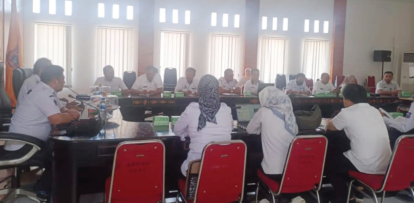 PENGELOLAAN PEMERINTAHAN : Suasana entry meeting terkait pengawasan penyelenggaraan pemerintahan di Butur oleh pihak Inspektorat Provinsi Sulawesi Tenggara dan dihadiri Plh. Sekretaris Kabupaten, La Nita. (DISKOMINFO KABUPATEN BUTON UTARA FOR KENDARI POS)