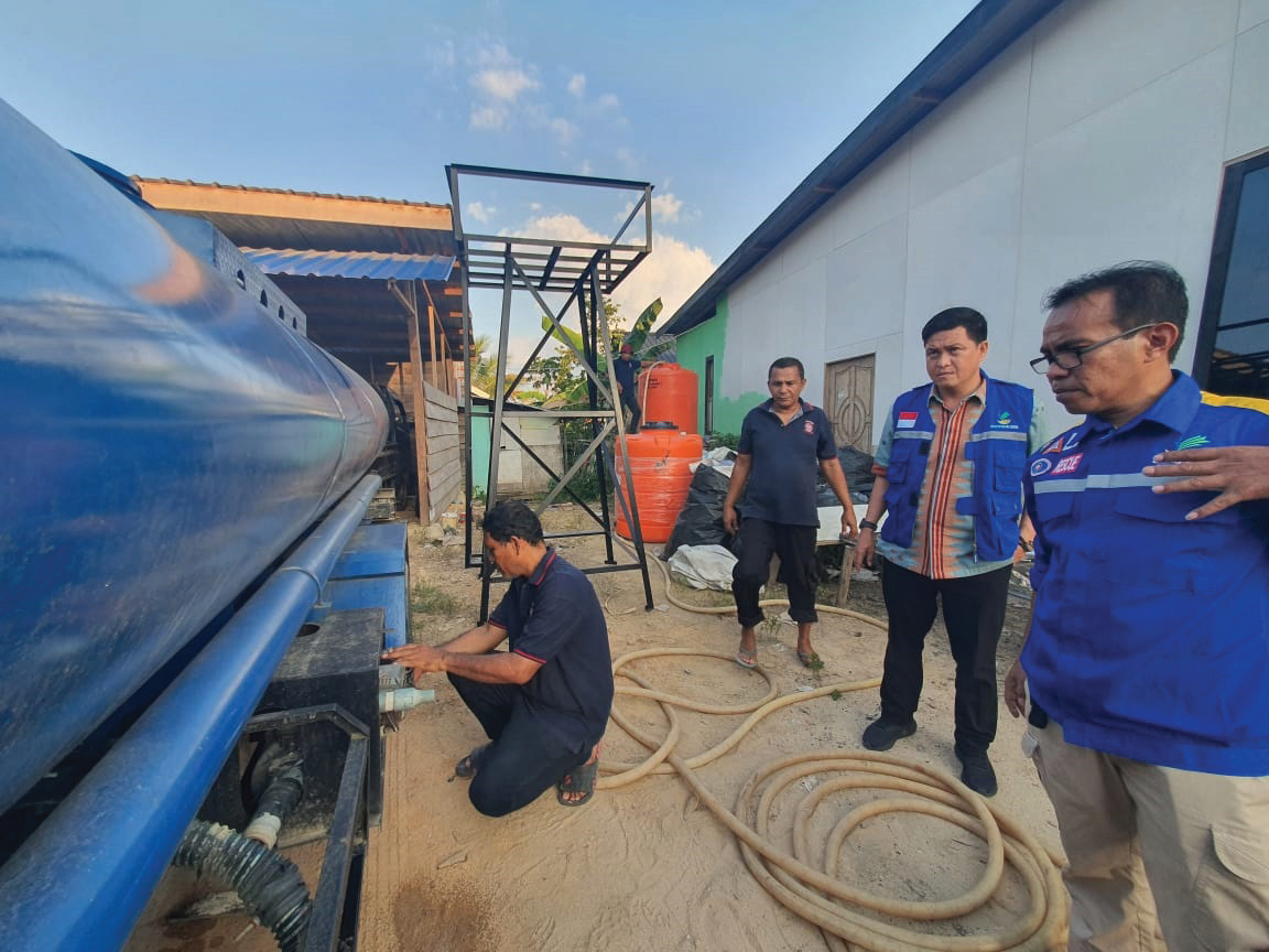 BANTUAN AIR BERSIH : Plt Kepala Dinas Sosial Sultra, Haris Ranto (rompi biru) saat menyalurkan bantuan sebanyak 5000 liter air bersih kepada warga Desa Leppe, Kecamatan Soropia Kamis (24/10). (RAHMA SAFITRI/KENDARI POS)