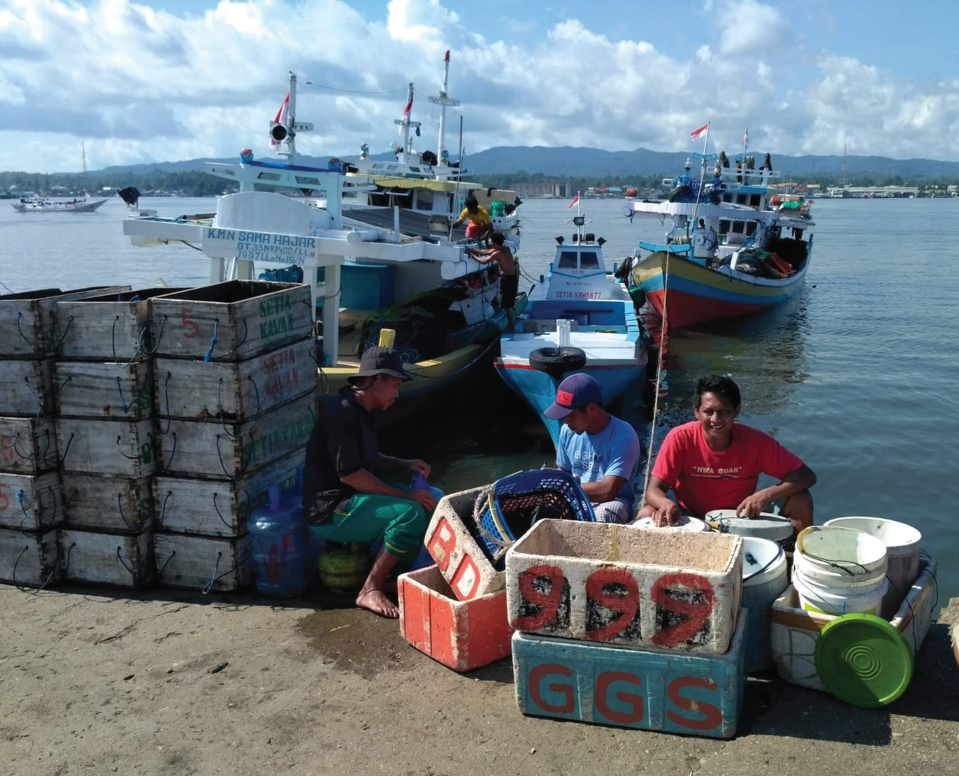 TANGKAP IKAN : Kapal nelayan bongkar muatan di dermaga TPI Kendari. Hingga September 2024, hasil tangkap ikan mencapai 20 ribuan ton. (DOKUMEN KENDARI POS)