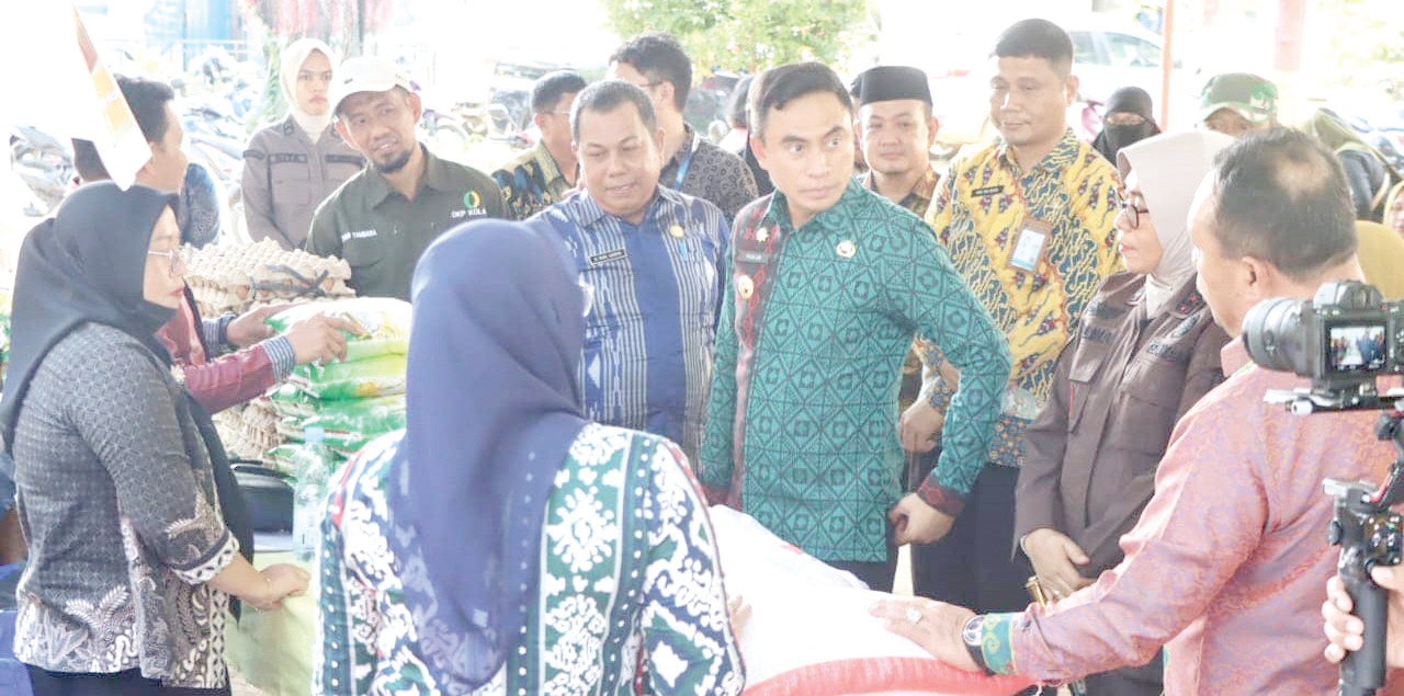 BANTU WARGA : Pj. Bupati Kolaka, Muhammad Fadlansyah (tengah) saat memantau kegiatan GPM yang diselenggarakan Pemkab melalui Dinas Ketahanan Pangan dalam rangka hari pangan sedunia ke-XXXXIV tahun 2024, di halaman kantor Camat Pomalaa, kemarin. (DISKOMINFO KABUPATEN KOLAKA FOR KENDARI POS)