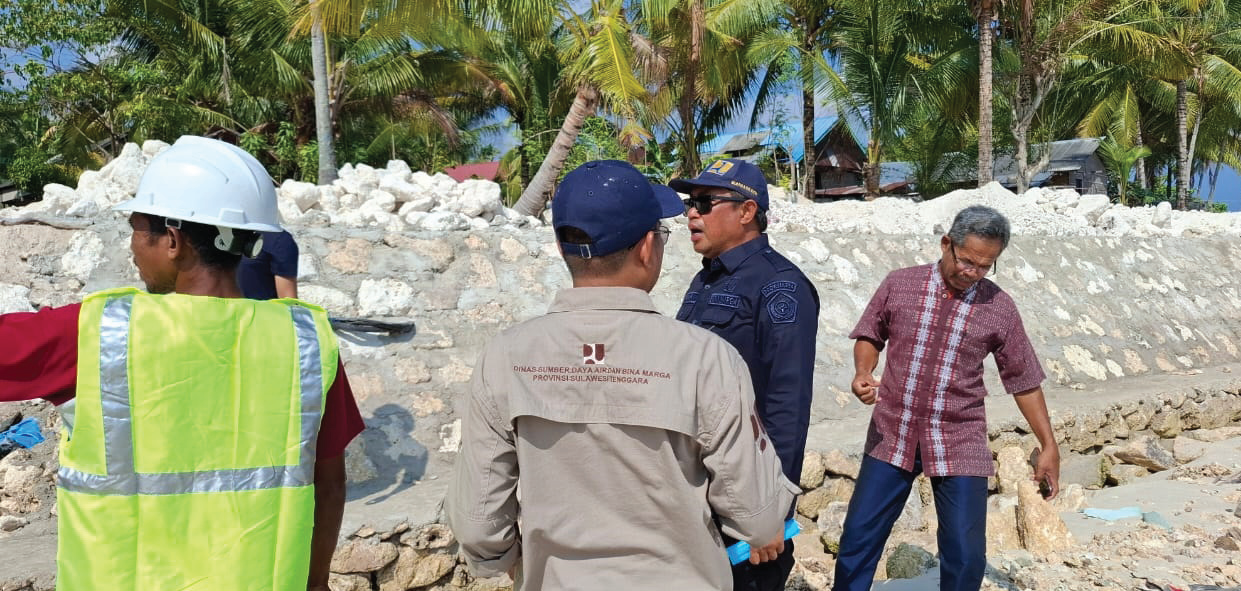 PEMBANGUNAN TALUD : Kepala Dinas SDA dan Bina Marga Sultra, Pahri Yamsul (kemeja dan topi biru) meninjau pembangunan talud di kepulauan Buton. (DINAS SDA DAN BINA MARGA SULTRA FOR KENDARI POS)