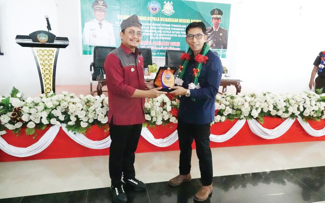 Pj. Bupati Busel Parinringi menyerahkan plakat kepada Kepala Kejaksaan Negeri Buton, Gunawan Wisnu Murdiyanto dalam penyuluhan hukum terkait pengelolaan Dana Bantuan Operasional Sekolah (BOS) dan Dana Alokasi Khusus (DAK) Pemkab Buton Selatan. (IST)