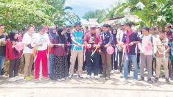 Pemotongan pita oleh Rektor Unsultra Prof. Dr. Andi Bahrun, M.Sc., Agric., saat launching Desa Wisata Sawapudo.(HUMAS UNSULTRA FOR KENDARI POS)