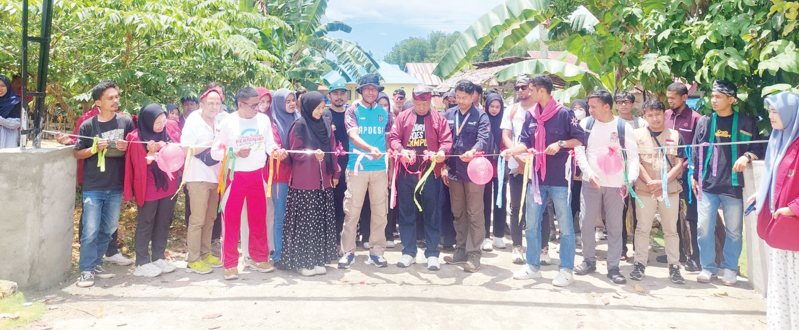 Pemotongan pita oleh Rektor Unsultra Prof. Dr. Andi Bahrun, M.Sc., Agric., saat launching Desa Wisata Sawapudo.(HUMAS UNSULTRA FOR KENDARI POS)