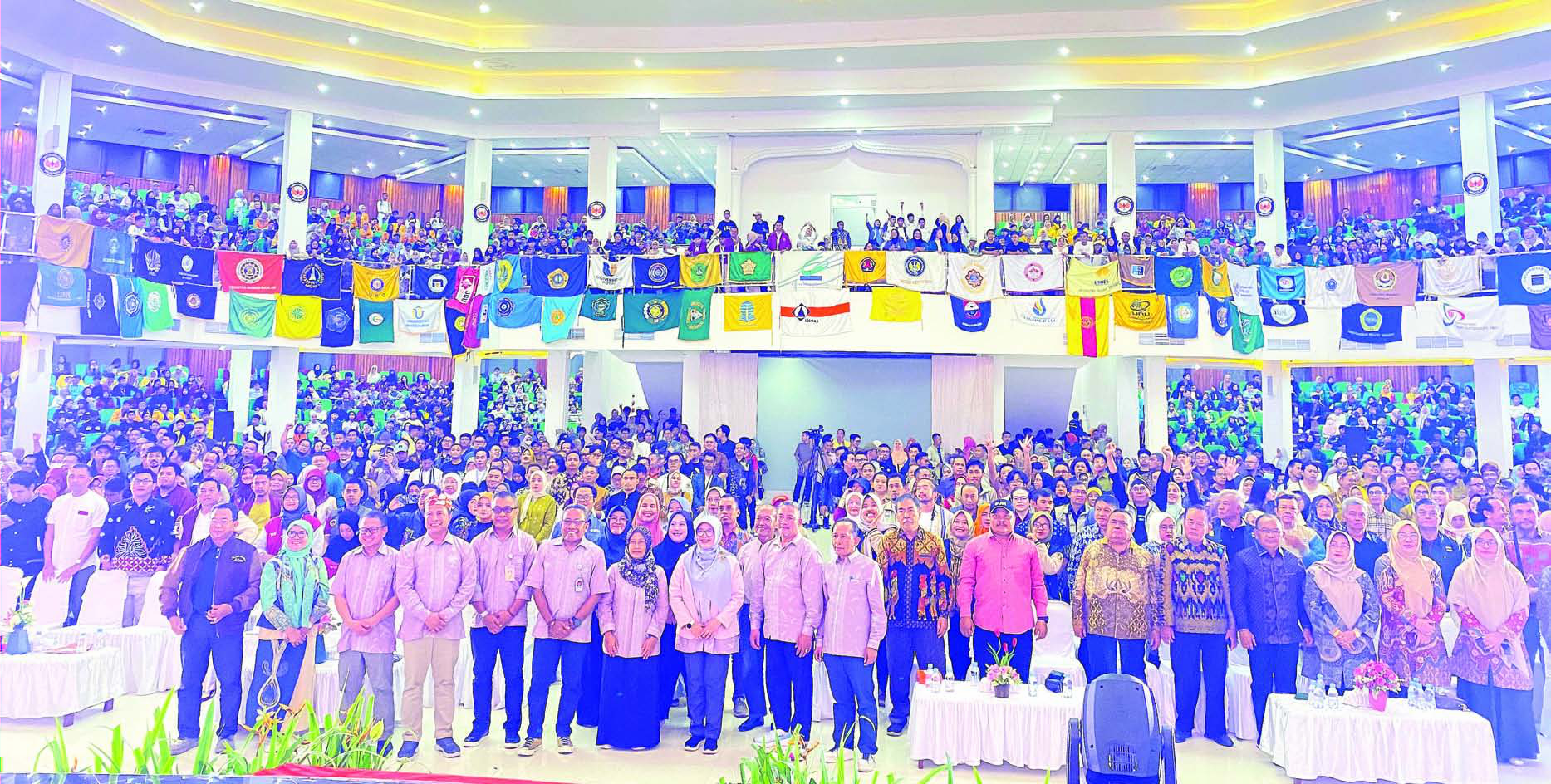 Rektor UHO Prof. Dr. Muhammad Zamrun Firihu, S.Si.,M.Si.M.Sc (6 dari kiri), Ketua DWP UHO, Viska Indah Variani (4 dari kanan), Direktur Pembelajaran dan Kemahasiswaan Kementerian Pendidikan Tinggi, Sains, dan Teknologi Prof. Dr. Ir. Sri Suning Kusumawardani, S.T.,M.T (3 dari kanan) bersama para wakil rektor dalam penutupan KMI Expo XV tahun 2024 di di Auditorium Mokodompit UHO, Jumat (25/10/2024) (EWIN ENDANG SAPUTRI / KENDARI POS)