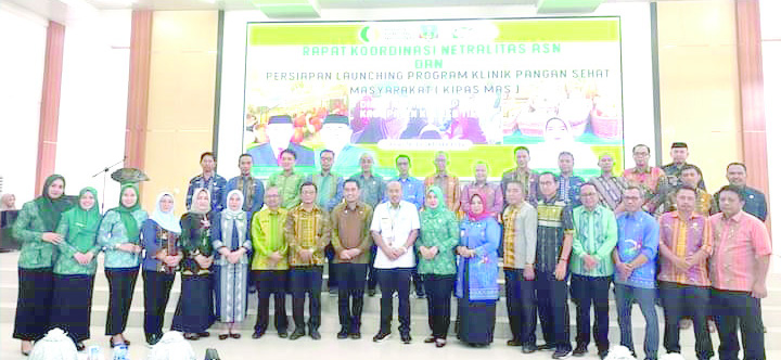 Pjs Bupati Koltim Ari Sismanto (9 dari kanan) dalam rapat koordinasi persiapan peluncuran program Klinik Pangan Sehat Masyarakat (Kipas Mas), Jumat, (24/10/2024). (KUSDIN / KENDARI POS)