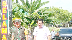 PERCEPATAN PEMBANGUNAN : Bupati Butur, Dr. H. Muh. Ridwan Zakariah (kanan) ketika menyambut kedatangan Ketua Tim Wasev TMMD ke-122, Brigjend. TNI Heri Susanto di Kecamatan Kulisusu Utara. (DINAS KOMINFO KABUPATEN BUTON UTARA FOR KENDARI POS)