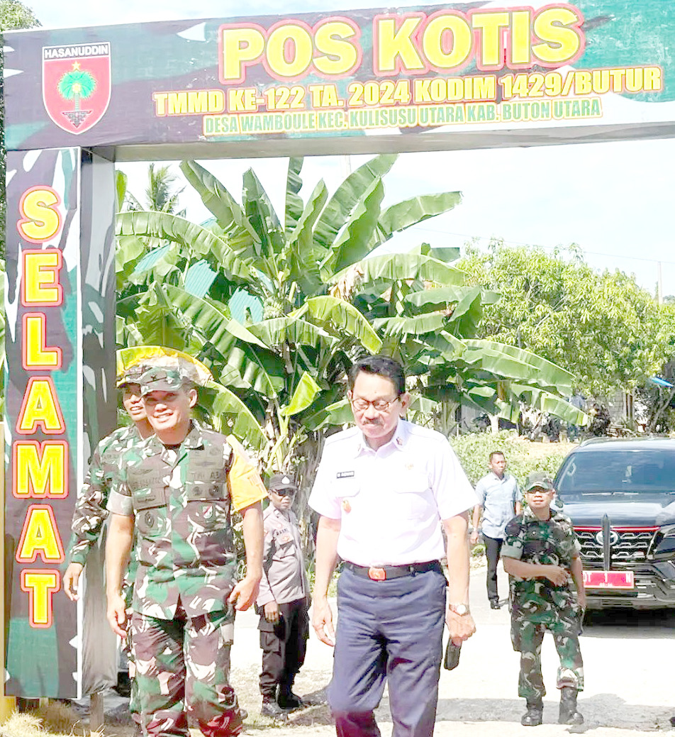 PERCEPATAN PEMBANGUNAN : Bupati Butur, Dr. H. Muh. Ridwan Zakariah (kanan) ketika menyambut kedatangan Ketua Tim Wasev TMMD ke-122, Brigjend. TNI Heri Susanto di Kecamatan Kulisusu Utara. (DINAS KOMINFO KABUPATEN BUTON UTARA FOR KENDARI POS)