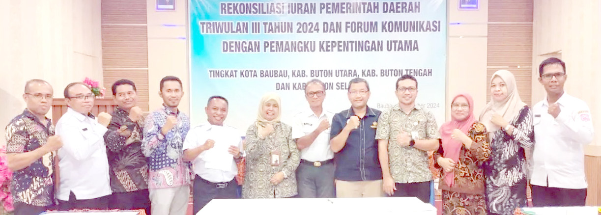 INTEGRITAS : Sekab Konut, Safruddin (tengah) ketika mengikuti Rakor pengadaan barang dan jasa se-Sulawesi Tenggara yang dibuka Sekretaris Provinsi, Asrun Lio dan dihadiri sejumlah perwakilan dari berbagai kabupaten dan kota. (PROKOPIM SETKAB KONAWE UTARA FOR KENDARI POS)