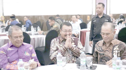 IURAN JKN : Rapat rekonsiliasi iuran Pemerintah Daerah triwulan III BPJS tahun 2024 yang turut dihadiri Asisten Pemerintahan dan Kesra Setkab Butur, Mansur (keenam dari kanan). (DINAS KOMINFO KABUPATEN BUTON UTARA FOR KENDARI POS)