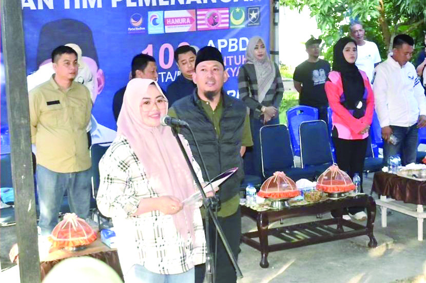 Calon Wali Kota, dr.Siska Karina Imran (kiri) didampingi calon Wakil Wali Kota Kendari, Sudirman (kanan) melantik relawan di Kecamatan Kendari Barat, kemarin. (AGUS SETIAWAN / KENDARI POS)