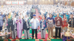 MUSDA IBI SULTRA : Pj Gubernur Sultra Andap Budhi Revianto foto bersama pada Musda VIII IBI Sultra di hotel Kubah 9 Kendari kemarin (RAHMA SAFITRI/KENDARI POS)