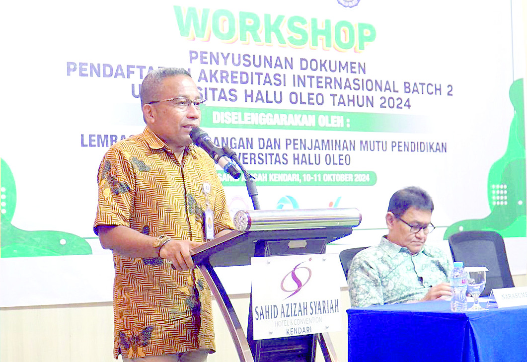 Rektor UHO, Prof Dr Muhammad Zamrun Firihu, S.Si., M.Si., M.Sc., saat membuka workshop penyusunan dokumen pendaftaran akreditasi internasional batch 2 lingkup UHO tahun 2024. (UHO FOR KENDARI POS)