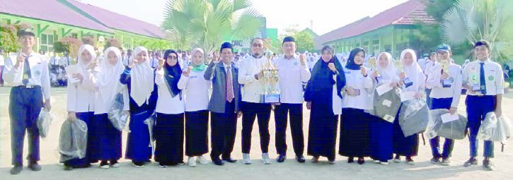 Foto bersama usai penyerahan penghargaan. (EWIN ENDANG SAHPUTRI/KENDARI POS)