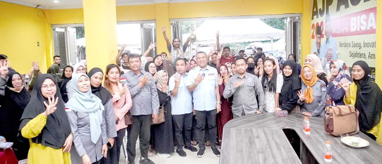 Duet Aksan Jaya Putra dan Andi Sulolipu bersama pelaku UMKM di Kendari saat bincang santai di Posko Pemenangan AJP ASLI. (IST)