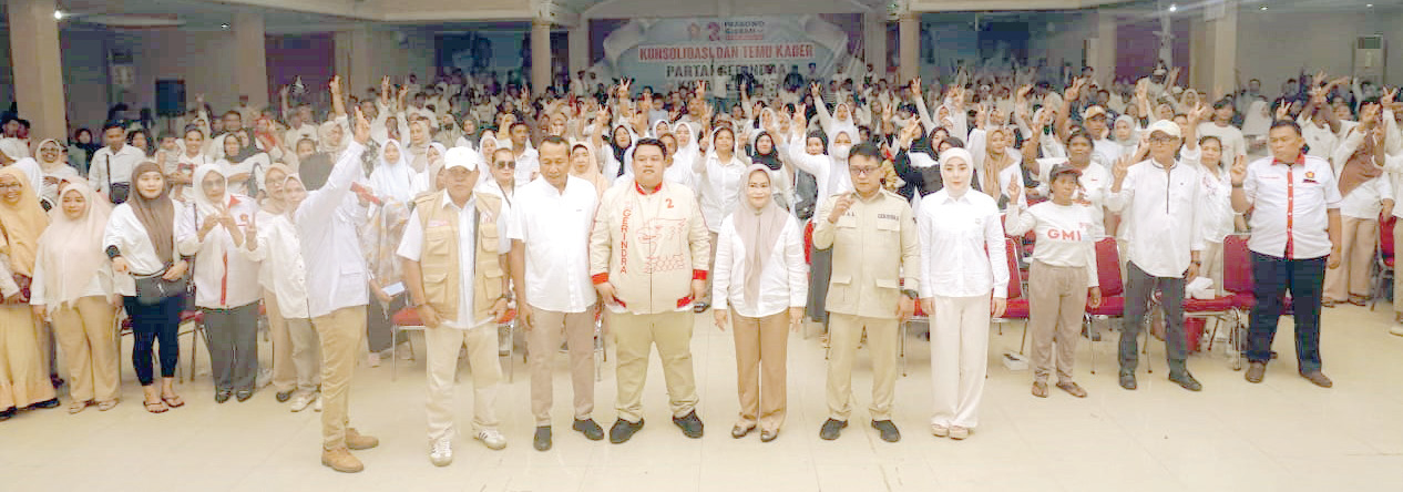 Calon Wali Kota Kendari Yudhianto Mahardika dan Calon Wakil Wali Kota Kendari Nirna bersama pengurus DPC Gerindra saat rapat internal partai di Sekretaariat DPC Gerindra Kendari, kemarin. (LAODE IDRIS SYAPUTRA/KENDARI POS)