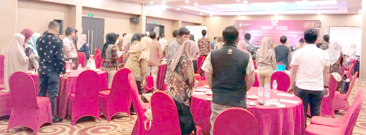 Suasana rapat kerja yang dihadiri oleh anggota KPU Kendari, PPK, PPS, KPPS, Senin (28/10) di Swiss-Belhotel Kendari. (IST)