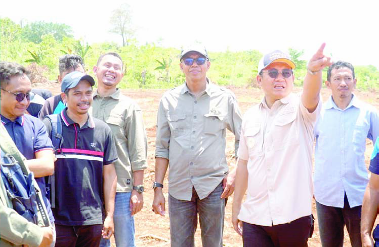 Pj Bupati Busel Parinringi dan jajarannya memantau lokasi yang rencananya akan dibangunkan kompleks perkantoran Pemkab Busel. (IST)