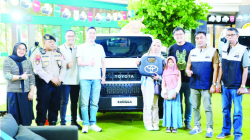 Pemenang grand prize 1 unit Toyota Rangga bersama manajemen Kalla Toyota berfoto di atrium Mal Ratu Indah. (KALLA TOYOTA FOR KENDARI POS)