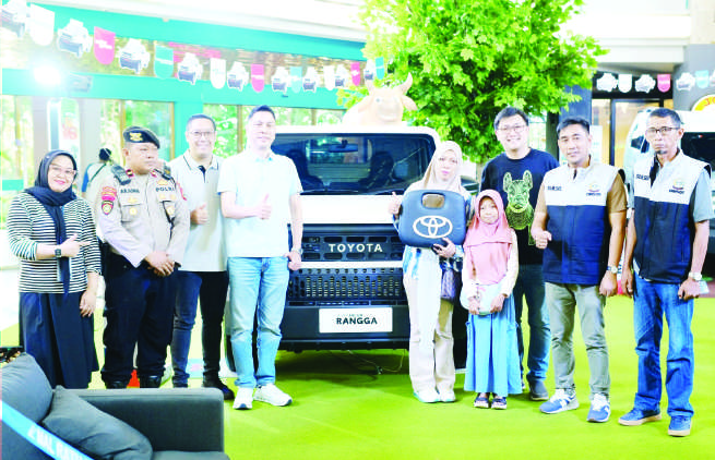 Pemenang grand prize 1 unit Toyota Rangga bersama manajemen Kalla Toyota berfoto di atrium Mal Ratu Indah. (KALLA TOYOTA FOR KENDARI POS)