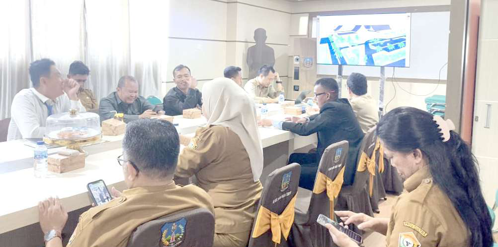 PELAYANAN KESEHATAN : Rapat koordinasi terkait perencanaan pembangunan RSUD Koltim standar tipe C tahun 2025 mendatang yang dipimpin Sekab, Andi Muh. Iqbal Tongasa. (DINAS KOMINFO KABUPATEN KOLAKA TIMUR FOR KENDARI POS)