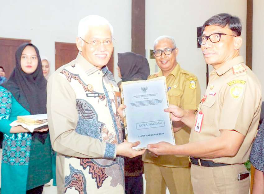 PERENCANAAN ANGGARAN : Sekprov Sultra, Dr. Asrun Lio, ketika menyerahkan SK evaluasi Raperda APBD-P 2024 Kota Baubau kepada pihak Pemkot yang diterima langsung Pj Sekot, La Ode Aswad, M.Si., kemarin. (DINAS KOMINFO KOTA BAUBAU FOR KENDARI POS)