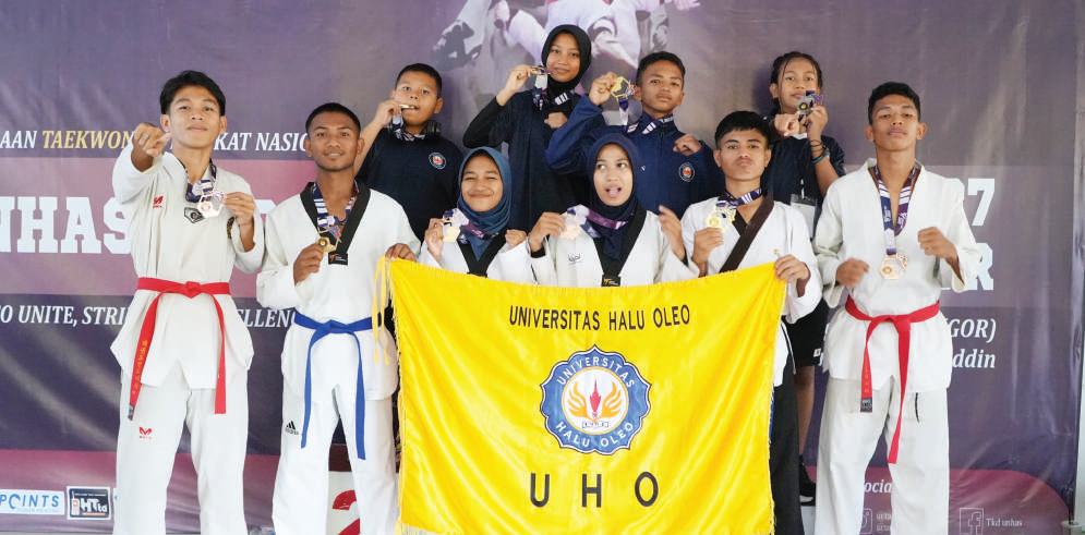 Mahasiswa UHO yang berhasil menyabet sejumlah medali di Kejuaraan Taekwondo Nasional Unhas Cup 2025. (DOK HUMAS UHO)