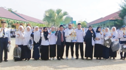 Foto bersama usai penyerahan penghargaan. (EWIN ENDANG SAHPUTRI/KENDARI POS)