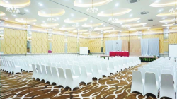 Ballroom megah dengan nuansa elegan dan layanan syariah yang berkelas, pilihan tepat untuk pernikahan impian setiap pasangan. (Hotel Zahra Syariah Kendari)