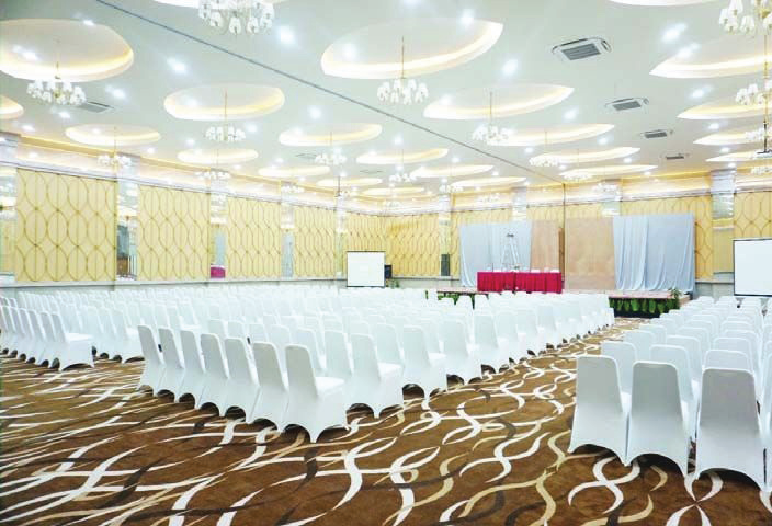 Ballroom megah dengan nuansa elegan dan layanan syariah yang berkelas, pilihan tepat untuk pernikahan impian setiap pasangan. (Hotel Zahra Syariah Kendari)